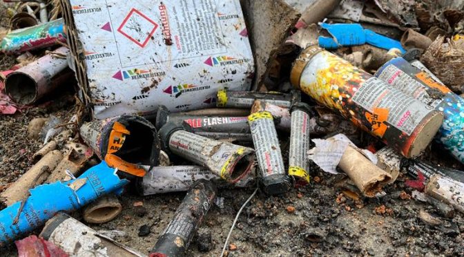 Müll vor dem Gerätehaus