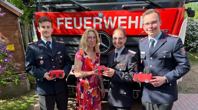 Spende vom Kinder- und Familienzentrum für die Jugendfeuerwehr
